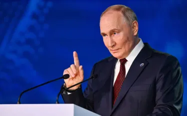 Իրեն հարգող ոչ մի երկիր երբեք ճնշման տակ ոչինչ չի անում, իսկ ԱՄՆ-ի նոր պատժամիջոցները Ռուսաստանի վրա ճնշում գործադրելու փորձ են, ճեպազրույցի ժամանակ հայտարարել է ՌԴ նախագահ Վլադիմիր Պուտինը։  Խոսելով Թրամփի հետ հանդիպումը հետաձգելու մասին նա շեշտել է, որ սխալ կլինի Բուդապեշտի գագաթնաժողովին մոտենալ առանց նախապատրաստության։  Պուտինը նշել է, որ համաշխարհային էներգետիկ հաշվեկշիռը հաստատված է, և դրա խաթարումը չի բխում երկրների շահերից, որոնք փորձում են դա անել։ Հնարավոր չէ փոխարինել համաշխարհային շուկայում առկա