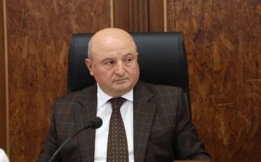 Գյումրու քաղաքապետ Վարդան Ղուկասյանի պաշտպան Արամայիս Հայրապետյանը դուրս եկավ Հակակոռուպցիոն կոմիտեից, որտեղ գտնվում է Գյումրու քաղաքապետը և լրագրողներին հայտնել է, որ քննչական գործողություններն ավարտվել են, Ղուկասյանին կալանավորելու միջնորդությունը ներկայացնելուն զուգահեռ՝ նրան կտեղափոխեն դատարան։    Պաշտպանը կրկին շեշտել է՝ Վարդան Ղուկասյանը չի ընդունում կաշառքի մեղադրանքը, որում նկարագրված գործողություններն իրականում տեղի են ունեցել ոչ իր պաշտոնավարման օրոք։    «Ինչ վերաբերում է ձայնագրություններին, դրան