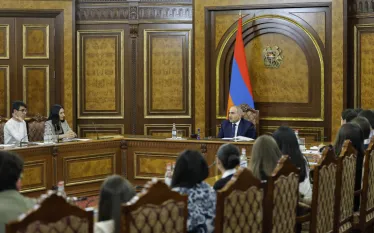 Վարչապետ Նիկոլ Փաշինյանը Կառավարությունում հանդիպում է ունեցել Մարդու իրավունքների պաշտպանին առընթեր երեխաների իրավունքների պաշտպանության հարցերով հասարակական խորհրդի անդամների հետ։  Մարդու իրավունքների պաշտպան Անահիտ Մանասյանը ներկայացրել է հասարակական խորհրդի գործունեությունը՝ միտված երեխաների իրավունքների պաշտպանության ոլորտում առկա խնդիրների վերհանմանն ու լուծմանը։ Այս առումով, Մարդու իրավունքների պաշտպանը շնորհակալություն է հայտնել վարչապետին հանդիպման համար և համոզմունք հայտնել, որ խորհրդի անդամներին 