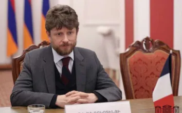 Հայաստանում Ֆրանսիայի դեսպան Օլիվիե Դըկոտինյին ելույթ է ունեցել ՀՀ-ում Ֆրանսիայի դեսպանատան 30-ամյակի առթիվ կազմակերպված միջոցառման ժամանակ։  Ինչպես «Արմենպրես»-ին հայտնեցին Հայաստանում Ֆրանսիայի դեսպանատնից, Դըկոտինյին նշել է, որ Ֆրանսիան առաջին երկրներից մեկն էր, որը ճանաչեց Հայաստանի անկախությունը և առաջին տերություններից մեկն էր, որ դեսպանատուն բացեց Հայաստանի մայրաքաղաք Երևանում։  «30 տարի առաջ՝ 1995 թվականի նոյեմբերի 7-ին, մենք առաջին անգամ մեր դրոշը ծածանեցինք այս շենքի վրա։ Պետք է պատկերացնել, թե ին