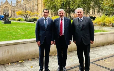 Ադրբեջանի նախագահի օգնական և նախագահի աշխատակազմի արտաքին քաղաքականության բաժնի ղեկավար Հիքմեթ Հաջիևը հանդիպել է Ադրբեջանի և Կենտրոնական Ասիայի հարցերով Մեծ Բրիտանիայի առևտրային ներկայացուցիչ Ալդերդեյսի հետ։  Հիքմեթ Հաջիևը այս մասին գրել է X սոցիալական ցանցի իր էջում։  Նա նշել է, որ հանդիպման ժամանակ քննարկվել են ռազմավարական գործընկերության ոգով առևտրային, գործարար և ներդրումային հարաբերությունների հետագա ընդլայնումը, ինչպես նաև արհեստական բանականության, թվային փոխակերպման և փոխկապակցվածության ոլորտներում 