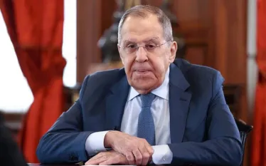 Զելենսկին իր գործողություններով ցույց է տալիս, որ նացիստ է, հակառակ ապացույցներ չկան: Այս մասին հայտարարել է ՌԴ ԱԳ նախարար Սերգեյ Լավրովը։  Նա նշել է է, որ նացիզմի ոչնչացումը և ապազգայնացումը ուկրաինական հակամարտության կարգավորման պարտադիր պայմաններ են, և ռուսական կողմը հետամուտ կլինի դրան:  Ավելի վաղ ՌԴ ԱԳՆ պաշտոնական ներկայացուցիչ Մարիա Զախարովան էլ հայտնել էր, որ Վլադիմիր Զելենսկին, հայտնելով Ուկրաինա օտարերկրյա զինվորականներ ուղարկելու ցանկության մասին, իրեն ցույց է տվել որպես «արյունռուշտ հրեշ»։