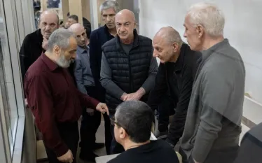 Արցախի ռազմաքաղաքական ղեկավարության մեղքը ադրբեջանցի պետական մեղադրողն ապացուցված է համարել: Բաքվի զինվորական դատարանում այսօր շարունակված դատական նիստում գլխավոր դատախազի առաջին օգնական Վյուսալ Ալիևը հայտարարել է, թե մեղադրյալներին վերագրվում են հանցագործություններ, որոնք իրականացվել են սկսած 1988 թվականից մինչև 2023-ի սեպտեմբերի 20-ը:  «Հարցաքննվել են մեղադրյալները, տուժածներն ու վկաները: Իբրև մեղադրող կողմ` մենք կարծում ենք, որ մեղադրյալների մեղքը հիմնավորված է ապացույցներով», - իր մեղադրական ճառում ասել