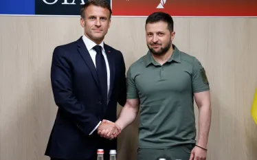 Զելենսկին պաշտոնական այցով ժամանել է Ֆրանսիա: Օդանավակայանում նրան դիմավորել է Ֆրասնիայի նախագահ Էմանուել Մակրոնը, հաղորդում են ուկրաինական լրատվամիջոցները:   Այցի ընթացքում Զելենսկին և Մակրոնը Ֆրանսիայի և Ուկրաինայի միջև համաձայնագիր են ստորագրել՝ վերջինիս ինքնաթիռների, հրթիռների և հակաօդային պաշտպանության համակարգերի մատակարարման վերաբերյալ:  Այս ուղևորությունը Զելենսկու եվրոպական դաշնակիցների շրջանում շրջագայության մի մասն է, քանի որ նա ձգտում է ամրապնդել Կիևի աջակցությունը՝ առաջիկա ձմռան և Ուկրաինայի էն