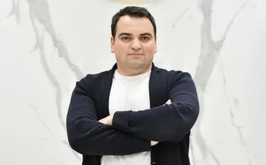 «Մեր ձևով» շարժման համակարգող Նարեկ Կարապետյանն անդրադարձել է Ադրբեջանի նախագահի հայտարարությանը։  ««Քարտեզի վրա չկա Սևանա լիճ, կա Գոյչա։ Մենք պետք է վերադառնանք մեր պատմական հողեր», — Ալիևը հայտարարել է այս շաբաթ։  1908 թվականին Օսմանյան կայսրությունում հեղափոխություն էր։  Երիտթուրքերը եկել էին իշխանության «Միություն և առաջադիմություն» կարգախոսով։  Հայ գրեթե բոլոր գործիչները ոգևորվել էին և աջակցում էին նրանց։  Պայմանավորվել էին, որ հայերը պետք է զինաթափվեն, իսկ դրա դիմաց կստանան քաղաքակիրթ ձևով իրենց կարիք