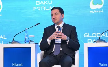 Հարավային Կովկասը միջազգային աջակցության կարիք ունի՝ խաղաղության օրակարգի տնտեսական օգուտները ստանալու համար, այդ թվում՝ «Զանգեզուրի միջանցքի» համատեղ կառուցումը և տարածաշրջանային կապը, Դոհայում կայացած միջազգային ֆորումում ասել է Ադրբեջանի նախագահի օգնական Հիքմեթ Հաջիևը։   Հաջիևը նշել է, որ ամերիկացի ընկերները ծառայել են որպես լիովին անկողմնակալ և ազնիվ միջնորդներ երկու կողմերի միջև և հանգեցրին վերջնական համաձայնությունների:  «Ընդունելով Միացյալ Նահանգների վճռորոշ դերը այս գործընթացում՝ ես ուզում եմ ընդգծե