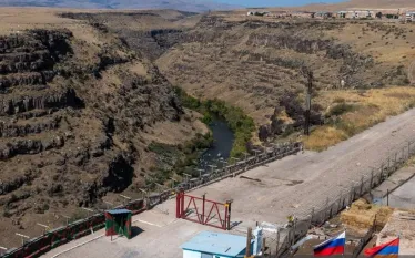 Հայաստան-Թուրքիա հարաբերությունների կարգավորման գործընթացի հատուկ ներկայացուցիչների միջև ձեռք բերված պայմանավորվածությունների շրջանակներում Հայաստանն ու Թուրքիան որոշում են կայացրել դյուրացնել վիզաների տրամադրման գործընթացը դիվանագիտական, հատուկ և ծառայողական անձնագրեր կրողների համար: Այս մասին հայտնում են ԱԳՆ-ից։   2026թ. հունվարի 1-ից երկու երկրների դիվանագիտական, ծառայողական և հատուկ անձնագիր կրող անձինք կարողանալու են էլեկտրոնային վիզա (e-visa) ստանալ անվճար:  Այս առիթով Հայաստանն ու Թուրքիան ևս մեկ անգ