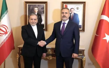 Իրանն ու Թուրքիան համաձայնության են եկել նոր համատեղ երկաթուղի կառուցելու շուրջ, որը կդառնա Ասիայի և Եվրոպայի միջև ռազմավարական դարպաս, հայտարարել է Իրանի արտգործնախարար Աբբաս Արաղչին։   Նախատեսվող երթուղին, որը Իրանում հայտնի է որպես Մարանդ-Չեշմե-Սորայա տարանցիկ երկաթուղային գիծ և ձգվում է դեպի Թուրքիայի Արալըք սահմանային շրջան, կունենա մոտավորապես 200 կիլոմետր երկարություն։ Նախագիծը կարժենա մոտ 1.6 միլիարդ դոլար, իսկ շինարարությունը կտևի երեքից չորս տարի», - նշել է Արաղչին։   