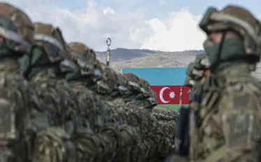 Ադրբեջանում նախատեսվում է խաղաղ ժամանակ զինվորական ծառայության ժամկետի կրճատում սպաների համար։ Խոսքը վերաբերում է այն սպաներին, որոնք զորակոչվում են պահեստազորից՝ պարտադիր ժամկետային ծառայության, ինչպես նաև նրանց, ովքեր կամավոր հիմունքներով անցնում են պայմանագրային ծառայության։    Առաջարկվող փոփոխությունների համաձայն՝ ծառայության ընդհանուր տևողությունը կնվազի վեց ամսով։ Նպատակն է հարմարեցնել զինծառայության պայմանները գործող պահանջներին և վերանայել սպաների ներգրավման կարգավորումները խաղաղ ժամանակահատվածում։ 