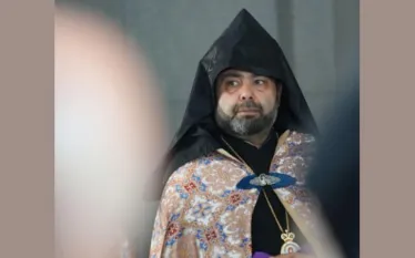 Կալանքի տակ գտնվող Արագածոտնի թեմի առաջնորդ Գերաշնորհ Տեր Մկրտիչ եպիսկոպոս Պռոշյանը հանդես է եկել հայտարարությամբ, որում մասնավորապես ասված է.   «Միանում եմ իմ հոգևոր եղբայրներին՝ Գերաշնորհ Տ․ Միքայել և Գերաշնորհ Տ․ Բագրատ արքեպիսկոպոսներին՝ դատապարտելով վերջին օրերին որոշ եպիսկոպոսների հայտարարություններն ու գործողությունները, որոնք պառակտիչ և զրպարտելի են։ Ակնհայտ է, որ այս հայտարարությունները և արարքները ոչ թե հոգևոր սթափության կամ «բարենորոգչության» նպատակ ունեն, այլ քաղաքական պատվերների ազդեցության և ճ