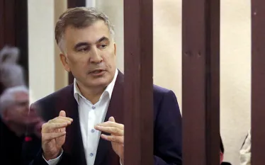 Վրաստանի ներկայիս իշխանությունների հարաբերությունները վատթարացել է ոչ միայն արևմտյան գործընկերների, այլև ամենամոտ հարևանների՝ Հայաստանի և Ադրբեջանի հետ, հայտարարել է գրել է Վրաստանի նախկին նախագահ Միխայիլ Սաակաշվիլին իր ֆեյսբուքյան էջում։  «Կոբախիձեն Հայաստանին խնդրում է վտարել վրացական ՀԿ-ներին Երևանից (որն այժմ լի է վրացիներով, քանի որ նախկինում Վրաստանում Արևմուտքի ֆինանսավորմամբ անցկացված կոնֆերանսները բոլորը տեղափոխվել են Երևան) և փակել նրանց հաշիվները։ Փաշինյանի կառավարությունը պատասխանում է, որ Հայաս