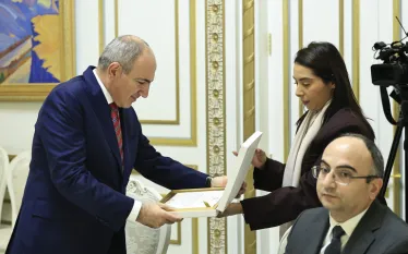 Վարչապետ Նիկոլ Փաշինյանը հյուրընկալել է «Զայեդ» մարդկային եղբայրության մրցանակի գլխավոր քարտուղար Մուհամմադ Աբդելսալամին, մրցանակի հանձնաժողովի անդամ, Եվրոպական խորհրդի նախկին նախագահ և Բելգիայի նախկին վարչապետ Շառլ Միշելին, մրցանակի հանձնաժողովի անդամ, Աֆրիկյան միության հանձնաժողովի նախկին նախագահ և Չադի նախկին վարչապետ Մուսա Ֆակի Մահամաթին։ Այս մասին հայտնում են ՀՀ կառավարությունից:  Մուհամմադ Աբդելսալամը շնորհակալություն է հայտնել ջերմ ընդունելության համար և նշել, որ վարչապետ Նիկոլ Փաշինյանը ճանաչվել է «