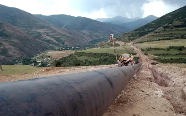 Գաղտնիք չէ, որ հեղուկ գազի հետ կապված Հայաստանում հիմա մեծ խնդկիր կա, խնդիրը պայմանավորված է նրանով, որ մենք ներմուծում իրականցնում են Ռուսաստանից և Իրանից։ Այս մասին Auroranews-ի հետ զրույցում հայտնել է Էկոնոմիկայի նախարարության մամուլի քարտուղար Լիլիթ Շաբոյանը։    Վերին լարսում ծագած խնդիրների պատճռով այս պահին դժվարույթյուններ կան ներկրման հետ կապված։ Էկոնոմիկայի նախարարությունից մեզ փոխանցեցին, որ շուտով, կարճ ժամանակում հնարավոր կլինի ռուսական հեղուկ գազը Հայաստան ներմուծել երկաթուղով՝ Ադրբեջանի տարածք