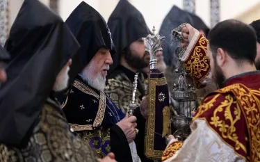 Հունվարի 27-ին՝ հանուն հայրենիքի զոհվածների հիշատակի և խոնարհումի օրը, Ն.Ս.Օ.Տ.Տ. Գարեգին Երկրորդ Ծայրագույն Պատրիարք և Ամենայն Հայոց Կաթողիկոսի հանդիսապետությամբ Միածնաէջ Մայր Տաճարում կատարվեց հոգեհանգստյան կարգ։ Այս մասին հայտնում են Մայր Աթոռից։  Եկեղեցականաց դասն ու ներկա հավատացյալ ժողովուրդն աղոթք բարձրացրեցին առ Աստված հանուն Հայրենիքի իրենց կյանքն ընծայաբերած քաջորդիների հոգիների խաղաղության ու հանգստության համար։