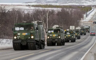 Դանիայի պաշտպանության նախարարությունը ռազմական տեխնիկա և առաջադեմ հրամանատարական անձնակազմ է ուղարկել Գրենլանդիա՝ ավելի մեծ բանակային ուժերի հնարավոր տեղակայմանը նախապատրաստվելու համար, հաղորդում է դանիական DR ռադիոն՝ հղում անելով անվտանգության ուժերի աղբյուրներին։  Առաջնային ջոկատը, որը ներառում է բանակային ստորաբաժանումների զինվորներ, նախատեսված է հիմնական ուժերին ընդունելու համար լոգիստիկ և ենթակառուցվածքային պատրաստվածությունն ապահովելու համար։  «Հունվարի 12-ի երեկոյան Դանիայի ռազմաօդային ուժերի Challen