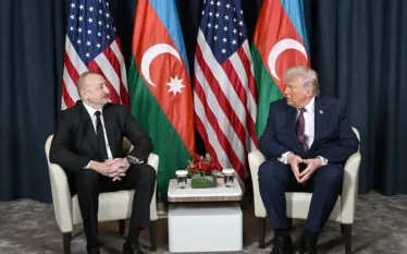 ԱՄՆ նախագահ Դոնալդ Թրամփը հանդիպել է Ադրբեջանի նախագահ Իլհամ Ալիևի հետ, հաղորդել են ադրբեջանական լրատվամիջոցները:  Հանդիպման ընթացքում քննարկվել է Ադրբեջանի և Հայաստանի միջև հարաբերությունների կարգավորման ուղղությամբ ձեռնարկված քայլերը։  Նշելով, որ տարածաշրջանում արդեն իսկ խաղաղություն է տիրում, Ալիևը նշել է, որ դա արտացոլվում է նաև երկու երկրների միջև առևտրային հարաբերությունների բարելավման մեջ։ Այս առումով նա ընդգծել է Ադրբեջանից Հայաստան նավթամթերքի արտահանումը, ինչպես նաև Ադրբեջանի տարածքով Հայաստան ներ