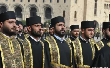 Ինչպես գրում է Սպուտնիկ Արմենիան, երեկ Մայր աթոռ է ուղարկվել ՀՀ ՊՆ որոշումը, ըստ որի՝ այսուհետև բանակի գնդերեցները պետք է ենթարկվեն, հաշվետու լինեն հրամանատարի՝ դաստիարակչական աշխատանքների գծով տեղակալին, ունենան զինվորական կոչում