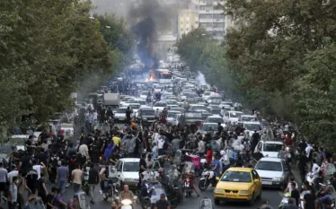 Իրանում երեկ տեղի են ունեցել վերջին օրերի ամենաբազմամարդ ցույցերը, որոնք ուղեկցվել են նաև խժդժություններով։ Այս մասին գրել է իրանագետ Վարդան Ոսկանյանը:  «Եղել են բախումներ մի կողմից անվտանգության ուժերի, իսկ մյուսից՝ ցուցարարների մեջ ներթափանցած արմատական տրամադրություններով անձանց և սադրիչների միջև։ Երկու կողմից էլ կան զոհեր և վիրավորներ։  Իրավիճակն այս առավոտի դրությամբ դուրս չի եկել պետական մարմինների կառավարելիությունի, չնայած նկատելի ռիսկեր առկա են։  Դատելով առկա տեղեկատվությունից՝ որևէ շենք կամ առավել