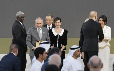 Հայաստանի Հանրապետության վարչապետ Նիկոլ Փաշինյանը տիկնոջ՝ Աննա Հակոբյանի հետ Աբու Դաբիում մասնակցել է «Զայեդ» մարդկային եղբայրության 2026 մրցանակաբաշխությանը։   Միջոցառմանը մասնակցել են նաև Արաբական Միացյալ Էմիրությունների նախագահ Շեյխ Մուհամմադ բին Զայեդ Ալ Նահյանը, Ադրբեջանի նախագահ Իլհամ Ալիևը, «Զայեդ» մարդկային եղբայրության մրցանակի գլխավոր քարտուղար Մուհամմադ Աբդելսալամը, Եվրոպական խորհրդի նախկին նախագահ և Բելգիայի նախկին վարչապետ Շառլ Միշելը, Սուրբ Աթոռի մշակույթի և կրթության դեպարտամենտի պրոֆեկտ Նորի