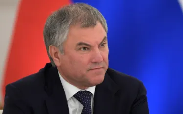 Ֆրանսիայի և Անգլիայի կողմից Կիևին միջուկային զենքի հնարավոր փոխանցումը կլինի հանցագործություն, որը կարող է հանգեցնել միջուկային պատերազմի, դա անթույլատրելի է, հայտարարել է Պետդումայի նախագահ Վյաչեսլավ Վոլոդինը, հայտնում է ՌԻԱ նովոստի-ն:   «Նման գործողությունները հանցագործություն են, որոնք կարող են հանգեցնել միջուկային պատերազմի։ Դա անթույլատրելի է», - ասել է Վոլոդինը, որի խոսքերը մեջբերում է Պետդումայի մամուլի ծառայությունը։  Հիշեցնենք, որ ՌԴ Արտաքին հետախուզության ծառայությունը հայտարարել էր, որ Բրիտանիան 