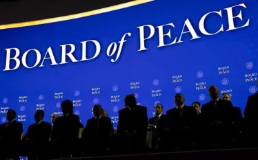 Ռուսաստանն առայժմ մնում է աշխարհում միակ երկիրը, որը որոշում է կայացրել մեկ միլիարդ դոլար հատկացնել Պաղեստինին օգնելու համար։ Այս մասին ճեպազրույցի ժամանակ հայտարարել է Ռուսաստանի նախագահի մամուլի քարտուղար Դմիտրի Պեսկովը։ Պատասխանելով այն հարցին, թե արդյոք Բելառուսը կարող է Խաղաղության խորհրդում ներկայացնել Ռուսաստանի շահերը՝ որպես Միութենական պետության գործընկեր, Պեսկովը նշել է, որ առայժմ դրա անհրաժեշտությունը չկա։    «Տվյալ դեպքում մենք հազիվ թե ունենանք այն բանի կարիքը, որ Մինսկն այնտեղ ներկայացնի մեր շ