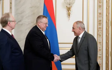 Ռուսաստանը բանակցություններ կսկսի Հայաստանում երկաթուղային հատվածների վերականգնման շուրջ:    Ռուսաստանը, Հայաստանի դիմումի համաձայն, բանակցություններ է սկսում երկաթուղային երկու հատվածների վերականգնման շուրջ, որոնք կապահովեն միացումը Ադրբեջանի և Թուրքիայի երկաթուղիների հետ. այս մասին հայտարարել է ՌԴ փոխվարչապետ Ալեքսեյ Օվերչուկը:  «Համաձայն հայկական կողմի դիմումի և ելնելով հայ ժողովրդի հանդեպ տածած բարեկամական ու եղբայրական զգացմունքներից՝ Ռուսաստանի Դաշնությունում որոշում է կայացվել սկսել առարկայական բանակ