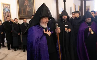 Փետրվարի 12-ին Հայաստանյայց Առաքելական Սուրբ Եկեղեցին ոգեկոչեց Սուրբ Վարդանանց զորավարների և 1036 վկաների հիշատակը: Այս մասին հայտնում են Մայր Աթոռից։   Այս առիթով Միածնաէջ Մայր Տաճարում, Ն.Ս.Օ.Տ.Տ. Գարեգին Երկրորդ Ծայրագույն Պատրիարք և Ամենայն Հայոց Կաթողիկոսի հանդիսապետությամբ, մատուցվեց Սուրբ և Անմահ Պատարագ։ Պատարագիչն էր Գևորգյան հոգևոր ճեմարանի տեսուչ Հոգեշնորհ Տ․ Հուսիկ աբեղա Սմբատյանը։  Սրբազան արարողությանը ներկա էին թեմակալ առաջնորդներ, Մայր Աթոռի միաբաններ և բազմաթիվ հավատավոր հայորդիներ:  Պատարա