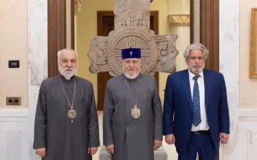 Փետրվարի 11-ին Ն.Ս.Օ.Տ.Տ. Գարեգին Երկրորդ Ծայրագույն Պատրիարք և Ամենայն Հայոց Կաթողիկոսը Մայր Աթոռ Սուրբ Էջմիածնում հանդիպեց միջազգային իրավաբան Ռոբերտ Ամստերդամին։ Հայտնում են Մայր Աթոռից։   Հանդիպման ընթացքում քննարկվեցին անազատության մեջ գտնվող եպիսկոպոսների և ազգային բարերար Սամվել Կարապետյանի նկատմամբ ընթացող իրավական գործընթացները։  Զրուցակիցներն անդրադարձան մարդու իրավունքների պաշտպանության խնդիրներին՝ կարևորելով արդարության և օրինականության պահպանման հրամայականը։