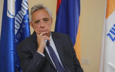 Մոտալուտ ընտրությունների առանձնահատուկ վտանգավորությունն այն չէ, որ արտաքին ուժերն ունեն շահեր Հայաստանում․ դա միշտ է եղել։ Վտանգն այն է, որ Հայաստանը դիտարկվում է ոչ թե որպես ինքնիշխան պետություն, այլ որպես կառավարվող քաղաքական տարածք, որտեղ ընտրությունները ծառայում են ոչ թե իրական ընտրությանը, այլ արդեն ընդունված որոշումների ձևական հաստատմանը»։