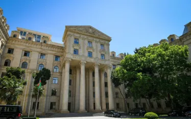 Ադրբեջանում ՌԴ դեսպանը կանչվել է ԱԳՆ, այս մասին Ադրբեջանի արտգործնախարարությունից հայտնել են APA-ին։   Դեսպանին բողոքի նոտա են հանձնել Պետդումայի պատգամավոր Կոնստանտին Զատուլինի գլխավորած «Լազարևյան ակումբի» երեկվա՝ ՀՀ քաղաքացիների նկատմամբ կայացված դատավճռի վերաբերյալ հայտարարության համար։