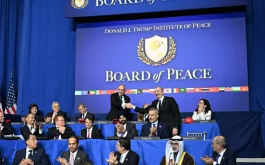 Մեծատառերով գրված «խաղաղություն» բառի ֆոնին Ադրբեջանի նախագահն ու Հայաստանի վարչապետը իրար ձեռք են սեղմում: Այս մասին գրել է Ադրբեջանի նախագահի օգնական Հաջիևը։  «Այն, ինչ կարող է պատահականություն թվալ,  խորհրդանշական խոր իմաստ ունի: Ադրբեջանի Հանրապետության նախագահ Իլհամ Ալիևը մասնակցում է խաղաղության խորհրդի առաջին նիստին՝ որպես հիմնադիր պետության ներկայացուցիչ: Դոնալդ Թրամփը, որպես խաղաղության խորհրդի հիմնադիր նախագահ, կրկին ընդգծել է Ադրբեջանի և Հայաստանի միջև խաղաղության օրակարգը»,-գրել է նա: