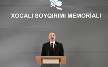 Հայաստանում ընդգծվում է ադրբեջանական բենզինի արագ սպառման փաստը և իբր տևական խաղաղության հասնելու հանգամանքը, իսկ Ադրբեջանի ղեկավարությունը շարունակում է խոսել խեղաթյուրված պատմական մեղադրանքների և ուժի ցուցադրության լեզվով: «Խոջալուի ցեղասպանության» պատասխանատվությունը կրում է հայկական պետությունը: Այս մասին այսօր այսպես կոչված «Խոջալուի ցեղասպանության» զոհերի հիշատակին նվիրված հուշարձանի բացման ժամանակ հայտարարել է Ալիևը: «Ադրբեջանն այլևս այն չէ, ինչ 1992-ին էր. այսօր այն ուժեղ պետություն է, որն ունակ է պ