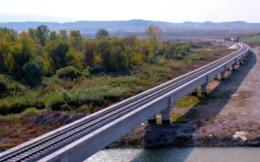 «Ադրբեջանական երկաթուղիներ» ՓԲԸ-ն շարունակում է նոր երկաթգծի շինարարությունը Նախիջևանում:   Նախատեսվում է վերակառուցել 10 կայարան 194,1 կիլոմետր երկարությամբ երկաթգծի երկայնքով և կառուցել 814 ինժեներական կառույց, այդ թվում՝ 29 կամուրջ, 4 թունել։  Նախագծային և շինարարական աշխատանքների առաջին փուլը, որը մեկնարկել է անցյալ տարվա վերջին, ընդգրկում է Սալամմյալիկը, Օրդուբադը, Ազան և Ջուլֆան:  «Այս երկաթուղային գիծը, որը միանում է «Զանգեզուրի միջանցքին», կապահովի ինչպես Ադրբեջանի հիմնական մասի ուղիղ ցամաքային կապը