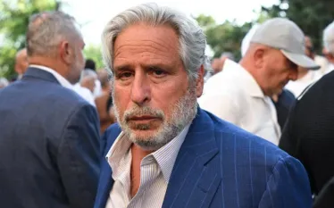 Իմ 45-ամյա պրակտիկայի ընթացքում ես պաշտպանել եմ քրիստոնյաներին ողջ աշխարհում, բայց այն, ինչ տեսնում եմ այսօր Հայաստանում, աննախադեպ է: Այս մասին գրել է Սամվել Կարապետյանի միջազգային փաստաբան Ռոբերտ Ամստերդամը:   «Ես չեմ ճանաչում որևէ այլ երկիր, որի կառավարությունն այդքան քրտնաջան աշխատի սեփական մշակույթը, պատմությունն ու հավատքը տապալելու ուղղությամբ:  Գևորգ Մելիքյանի հետ զրույցում անդրադարձել ենք Հայ Առաքելական Եկեղեցու դեմ անօրինական հարձակումներին, հոգևորականների բանտարկություններին և Բաքվի պատանդների ճա