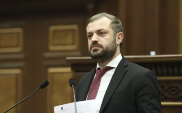 Ադրբեջանական բենզինը հենց գալիս է, շատ արագ սպառվում է, ինչքան շատ ենք բերում, այնքան արագ է սպառվում: Այս մասին ճեպազրույցի ժամանակ ասել է Էկոնոմիկայի նախարար Գևորգ Պապոյանը:   «Հենց ադրբեջանական բենզինը վերջանում է՝ մյուս բենզինը, բնականաբար, թանկանում է: Հետևաբար, պետք է ադրբեջանական բենզին շատ բերենք, որ բենզինը միշտ էժան լինի մեր ժողովրդի համար: Ինչքան շատ բերեն՝ այդքան գները կիջնեն: Մինչև ադրբեջանական բենզինի մուտքը Հայաստան, ես ռեգուլյար բենզին տեսել եմ 500-520 դրամով»,- նշել է նա:  Անդրադառնալով արտ