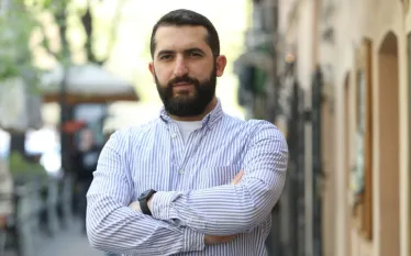 Պատերազմի 3-րդ օրն է: Ինչպես երեկ խոստացել էի, այսօր ձեզ չեմ ծանրաբեռնել պատերազմական մանրամասներով, որոնք միախառնված են տեղեկատվական քարոզչական կիսաճշմարտությունների հետ: Փոխարենը կասեմ իմ արձանագրած միտումների մասին, որոնք հեռու են պնդումներ լինելուց։ Այս մասին գրել է թյուրքագետ Վարուժան Գեղամյանը։  «-Պատերազմը երկարում է, որովհետև հարձակվող կողմի` ԱՄՆ և Իսրայելի նախնական պլանը տապալվել է. Իրանը իշխանությունը զրկվել է առաջնորդից, բայց չի տապալվել, իսկ հրահրվող ներքին ապստամբություն դեռ չի ծագել` չնայած առ