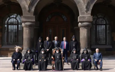 Մարտի 10-13-ը Մայր Աթոռ Սուրբ Էջմիածնում, Ն.Ս.Օ.Տ.Տ. Գարեգին Երկրորդ Ծայրագույն Պատրիարք և Ամենայն Հայոց Կաթողիկոսի նախագահությամբ, տեղի ունեցավ Գերագույն հոգևոր խորհրդի ժողովը։  Ամենայն Հայոց Կաթողիկոսի ողջույնի և օրհնության խոսքից հետո ժողովի նիստերը վարելու հրավիրվեց Վանական խորհրդի ատենապետ Տ. Նաթան արքեպիսկոպոս Հովհաննիսյանը։  Ավստրիայի Սանկտ-Փյոլթըն քաղաքում 2026թ․ փետրվարի 17-19-ին գումարված եպիսկոպոսական հավաքի մասին զեկուցեց Դամասկոսի հայոց թեմի առաջնորդ Տ. Արմաշ եպիսկոպոս Նալբանդյանը։  ԳՀԽ-ն գոհու