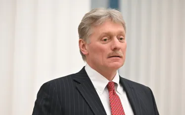 Ռուսաստանը շարունակում է բաց մնալ ուկրաինական կարգավորման շուրջ բանակցությունների համար: Այս մասին հայտարարել է ՌԴ նախագահի մամուլի քարտուղար Դմիտրի Պեսկովը, հաղորդում է ՌԻԱ Նովոստի-ն:  Ավելի վաղ ԱՄՆ նախագահ Դոնալդ Թրամփը հայտարարել էր, որ Միացյալ Նահանգները մոտենում են ուկրաինական հակամարտության հնարավոր կարգավորմանը: Լրագրողները Պեսկովին հարցրել են՝ արդյոք Կրեմլում կիսում են այդ տեսակետը:  «Մենք շարունակում ենք բաց մնալ բանակցությունների համար»,- ասել է Պեսկովը լրագրողներին:  Ռուսաստանը բազմիցս հայտարարել