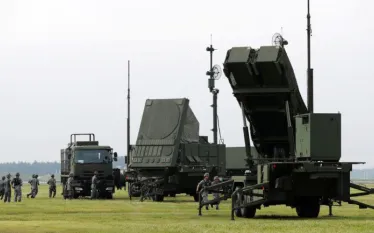 ԱՄՆ-ն Եվրոպայից տեղափոխել է Patriot հակահրթիռային համակարգերը Մերձավոր Արևելք, այս մասին գրել է Associated Press-ը։  ԱՄՆ պաշտպանության պաշտոնյաները Associated Press-ին հայտնել են, որ Patriot-ի զգալի թվով հակահրթիռային համակարգեր են տեղափոխվել Եվրոպայից Մերձավոր Արևելք, քանի որ Վաշինգտոնը իր ռեսուրսները կենտրոնացնում է Իսլամական Հանրապետության դեմ պատերազմի վրա։  ԱՄՆ երկու պաշտոնյաներ նշել են, որ այս գործողությունը բացեր է ստեղծել Եվրոպայի օդային պաշտպանությունում Ռուսաստանի դեմ, սակայն մեկ այլ պաշտոնյա ընդգ