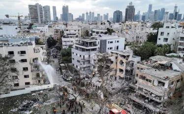 Իսլամական հեղափոխության պահապանների կորպուրսը հայտարարել է 100 ծանր հրթիռի, անօդաչու թռչող սարքերի և առնվազն 200 ռեակտիվ արկի կիրառմամբ Իսրայելին և Մերձավոր Արևելքում ԱՄՆ բազաներին հարվածներ հասցնելու մասին, հաղորդում է ՏԱՍՍ-ը:  «Համակցված գործողություններ են իրականացվել Էյլաթում, Թել Ավիվում և Բնեյ Բրակում գտնվող թիրախների ուղղությամբ՝ ընդդեմ սիոնիստական ​​ահաբեկչական ռեժիմի ռազմական օբյեկտների և ուժերի կուտակումների»,- գրված է հայտարարության մեջ։  Նշվում է, որ այդ հարվածների ընթացքում թիրախավորվել է Բահրե