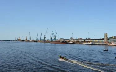 Ապրիլի 10-ի գիշերը Ուկրաինայի զինված ուժերի ստորաբաժանումները հարվածներ են հասցրել Կասպից ծովում գտնվող երկու հորատման հարթակների: Գործղության մասին հայտնել են Ուկրաինայի զինված ուժերի գլխավոր շտաբից:  «Հորատման հարթակները Կասպից ծովի հյուսիսում են՝ շփման գծից գրեթե հազար կիլոմետր հեռավորության վրա, և կարևոր օղակ են ռուսական բանակին վառելիքի և քսանյութերի մատակարարման գործում»,- նշել են ուկրաինացի զինվորականները: