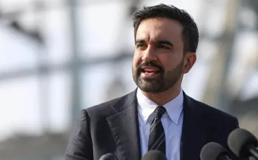 Նյու Յորքի քաղաքապետ Զոհրան Մամդանին հայտարարել է, որ դեմ է Իրանում ԱՄՆ-իսրայելական համատեղ պատերազմին։  «Այս պատերազմին պետք է դեմ լինել բոլոր մակարդակներում՝ ոչ միայն ընթացակարգային, այլև բարոյական և քաղաքական առումով։ Պետք է նաև դեմ լինել, քանի որ այն ֆինանսավորվում է այնպիսի գումարներով, որոնք կարող են հեշտացնել կյանքը այս քաղաքում և երկրում, սակայն կա որոշակի կուրություն այս իրականության նկատմամբ»։  Հակամարտության սկզբում Մամդանին ԱՄՆ-ի և Իսրայելի հարվածները բնութագրել էր որպես «անօրինական պատերազմի աղ