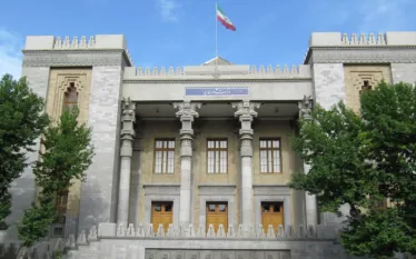 Իրանը միջնորդների միջոցով փոխանցել է խաղաղության պայմանները, որոնք ներառում են վնասի փոխհատուցում և պատժամիջոցների չեղարկում։ Այս մասին ՌԻԱ Նովոստի-ին տված հարցազրույցում հայտարարել է Կահիրեում Իրանի դիվանագիտական առաքելության ղեկավար Մոջթաբա Ֆերդոուսիպուրը:  «Մենք ունենք պատերազմը դադարեցնելու պայմաններ։ Տարածաշրջանի միջնորդների միջոցով մենք պահանջում ենք փոխհատուցում, բոլոր պատժամիջոցների չեղարկում և ագրեսիայի չկրկնման երաշխիքներ»,- ասել է Ֆերդոուսիպուրը:  Հիշեցնենք, որ ավելի վաղ ԱՄՆ նախագահ Դոնալդ Թրամփը