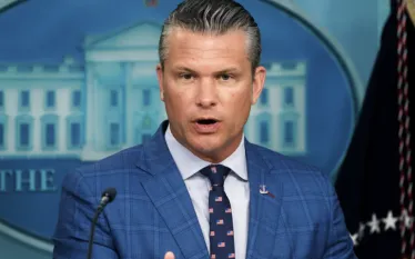 Մենք վերակառուցում ենք բանակ, որով ամերիկացիները կարող են հպարտանալ, այս մասին Կոնգրեսում հայտարարել է Պենտագոնի ղեկավար Փիթ Հեգսեթը։   «Ամենամեծ մարտահրավերը, ամենալուրջ հակառակորդը, որի առջև մենք կանգնած ենք այս պահին, Կոնգրեսի դեմոկրատների և որոշ հանրապետականների անխոհեմ, անզոր և պարտվողական հռետորաբանությունն է։  Հակամարտության սկսվելուց անցել է երկու ամիս՝ թույլ տվեք հիշեցնել ձեզ, ընդամենը երկու ամիս։ Թույլ տվեք հիշեցնել ձեզ. իմ սերունդը հասկանում է, թե որքան ժամանակ մենք Իրաքում էինք, որքան ժամանակ Աֆ