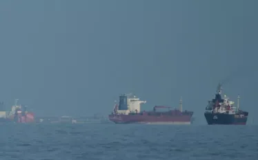 Թուրքական ընկերություններին պատկանող երեք նավ անվտանգ անցել են Հորմուզի նեղուցը: Այս մասին հայտնել է Թուրքիայի տրանսպորտի և ենթակառուցվածքների նախարար Աբդուլքադիր Ուրալօղլուն, հայտնում է ՌԻԱ Նովոստի-ն:  «Հակամարտության սկզբից ի վեր մեր երեք նավերը, որոնք սպասում էին Պարսից ծոցում, կարողացել են անվտանգ անցնել Հորմուզի նեղուցը և դուրս գալ տարածաշրջանից»,- ասել է նախարարը:  Նրա խոսքով՝ Թուրքիայի իշխանությունները շուրջօրյա ռեժիմով հետևում են տարածաշրջանում նավերի և անձնակազմերի հետ կապված իրավիճակին՝ համակարգել