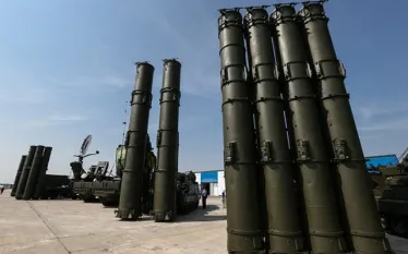 Չինաստանը դեմ է ցանկացած անհիմն մեղադրանքի կամ չարամիտ կապերի, հայտարարել է Չինաստանի ԱԳՆ պաշտոնական ներկայացուցիչ Գուո Ծյակունը՝ մեկնաբանելով այն տեղեկությունները, ըստ որոնց Չինաստանը ծրագրում է զենք մատակարարել Իրանին, հաղորդում է «Սինհուա» գործակալությունը։  Չինաստանը մշտապես հետևում է ռազմական արտահանման հարցում շրջահայաց և պատասխանատու մոտեցմանը և խստորեն վերահսկում է դրանց արտահանումը՝ ըստ  ներքին օրենքների և կանոնակարգերի, ինչպես նաև իր միջազգային պարտավորությունների, մամուլի ասուլիսի ժամանակ ընդգծել