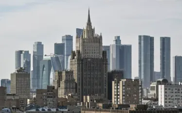 Կիևյան ռեժիմը արտասահմանյան սադրիչների միջոցով փորձել է խափանել այլ երկրներում Հաղթանակի տոնի առթիվ կազմակերպված միջոցառումները, սակայն այդ բոլոր նեոնացիստական ձգտումները ձախողվել են: Այս մասին հայտարարել է ՌԴ ԱԳՆ պաշտոնական ներկայացուցիչ Մարիա Զախարովան, ում մեկնաբանությունը տեղադրված է նախարարության կայքում:   «Կիևյան ռեժիմը արտասահմանյան սադրիչների, հիմնականում՝ «Ուկրաինացիների համաշխարհային կոնգրեսի» միջոցով փորձել է խափանել տոնական միջոցառումները այլ երկրներում»,- ասված է մեկնաբանության մեջ:  Զախարովան