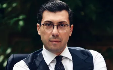 Այսօր Դուք բարձրագոչ հայտարարություններ եք անում Փաշինյանի «խիզախության» մասին։ Եթե Ձեզ համար սեփական հայրենիքն ու ժողովրդին թշնամուն հանձնելը խիզախություն է, ապա մեզ համար դա ազգային դավաճանություն է։ Բայց Դուք այդ հայերին չհանդիպեցիք։