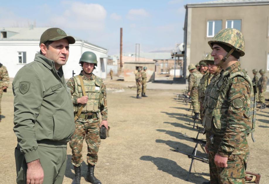 Սուրեն Պապիկյանը զորամասերից մեկում ծանոթացել է կրակադաշտի հնարավորություններին