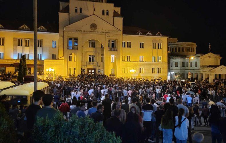 Ստեփանակերտում բազմամարդ հանրահավաք է տեղի ունեցել. քաղաքական ուժերն ընդլայնված կազմով հրատապ խորհրդակցություն են հրավիրել